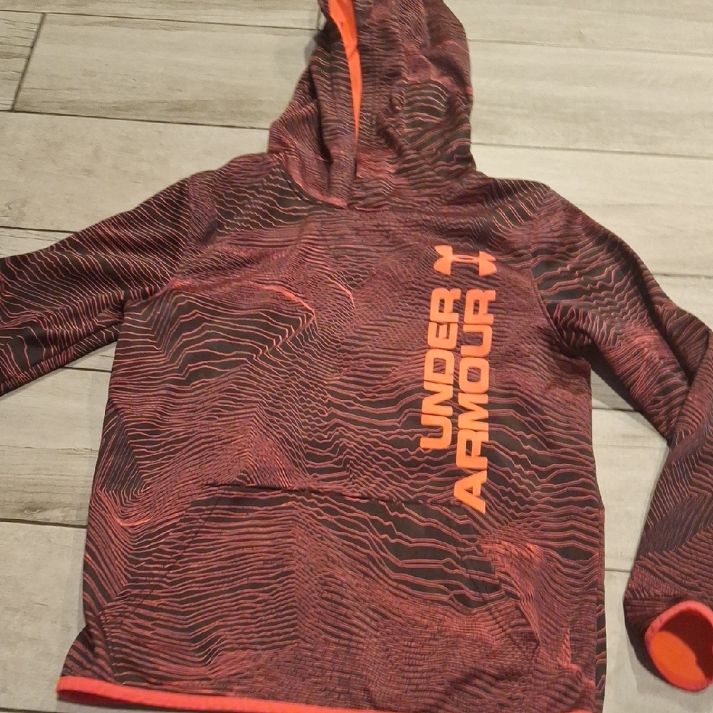 💐Under Armour Kids' Black and Orange Patterned Hoodie💘